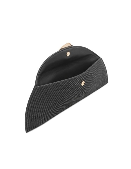 Interior de bolso clutch negro con cierre de clip