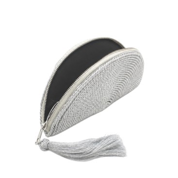 Clutch plata trenzado con cremallera y flecos