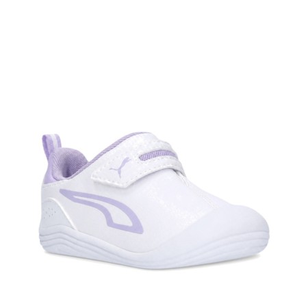 Zapatilla Puma Kitten blanca con detalles lila y puntera redondeada