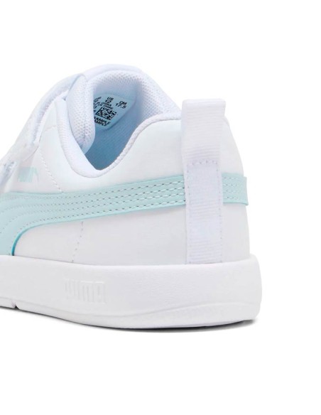 Talón de zapatilla Puma Courtflex V3 V blanca con detalle aguamarina