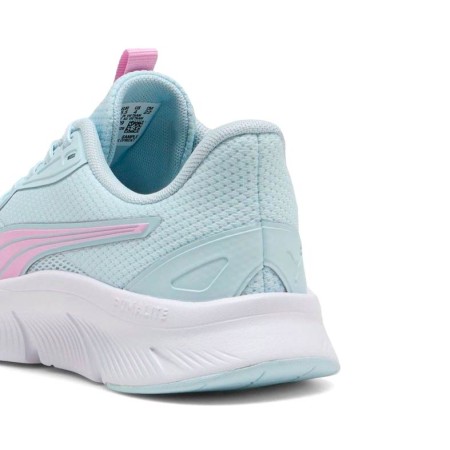 Talón de zapatillas Puma FlexFocus Lite Modern con detalle rosa y refuerzo trasero