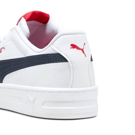 Talón de zapatilla Puma Court Classic Clean blanca con logo rojo y detalle azul marino