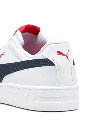 Talón de zapatilla Puma Court Classic Clean blanca con logo rojo y detalle azul marino