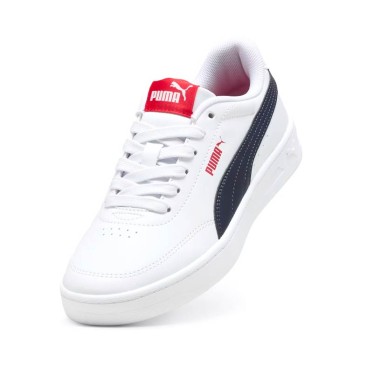 Puma Court Classic Clean JR blancas vistas de frente con cordones y logo lateral rojo