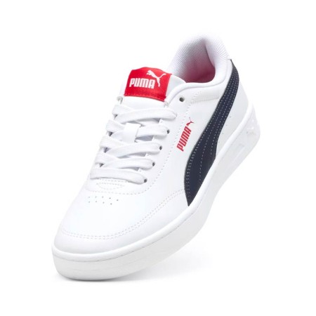 Puma Court Classic Clean JR blancas vistas de frente con cordones y logo lateral rojo