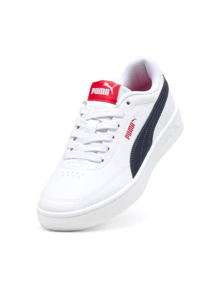 Puma Court Classic Clean JR blancas vistas de frente con cordones y logo lateral rojo