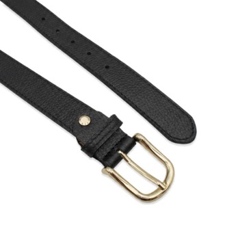 Detalle de cinturón negro de piel con hebilla metálica dorada ajustable