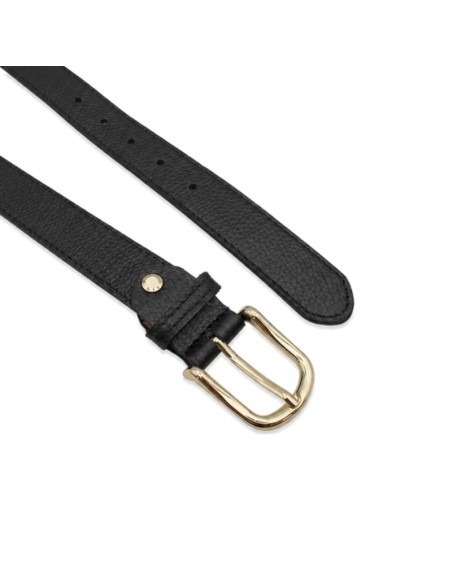 Detalle de cinturón negro de piel con hebilla metálica dorada ajustable