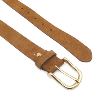 Detalle del cinturón camel de serraje con hebilla metálica dorada y trabilla frontal