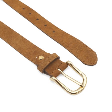 Detalle del cinturón camel de serraje con hebilla metálica dorada y trabilla frontal