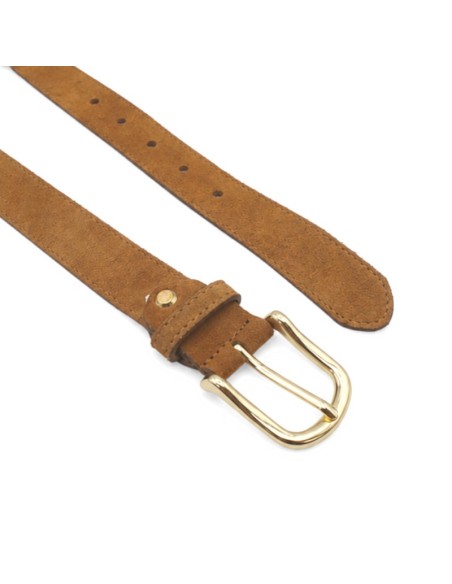 Detalle del cinturón camel de serraje con hebilla metálica dorada y trabilla frontal