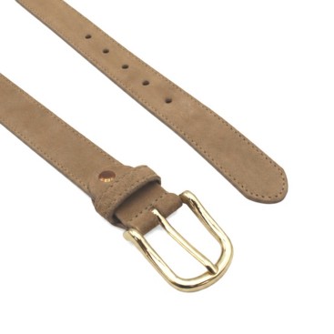 Detalle del cinturón beige de serraje con hebilla metálica dorada