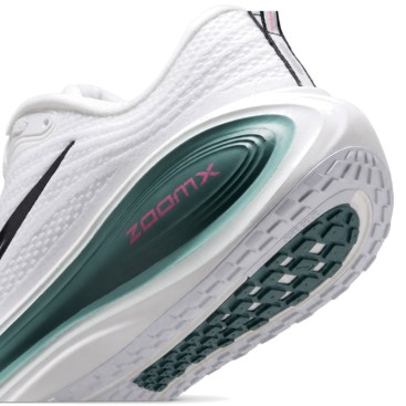 Detalle de la mediasuela ZoomX verde petróleo en Nike Vomero Plus hombre