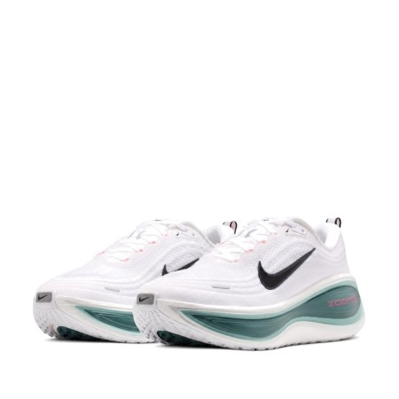 Nike Vomero Plus hombre blancas con detalles verde petróleo vista tres cuartos