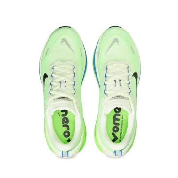 Vista superior de las Nike Vomero Plus verde con cordones