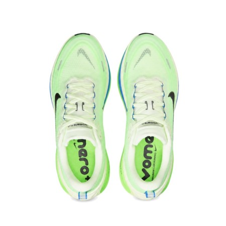 Vista superior de las Nike Vomero Plus verde con cordones