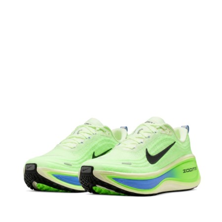 Nike Vomero Plus verde para running en asfalto vista tres cuartos