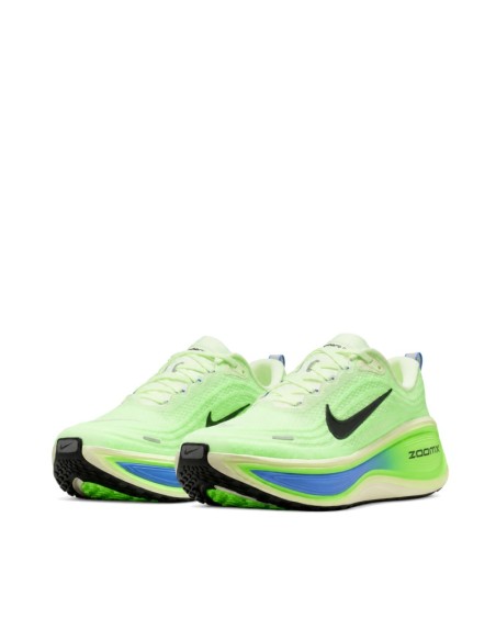 Nike Vomero Plus verde para running en asfalto vista tres cuartos