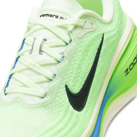 Primer plano del upper de malla verde y logo Nike negro en Vomero Plus