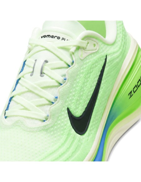 Primer plano del upper de malla verde y logo Nike negro en Vomero Plus