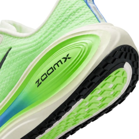 Detalle de la espuma ZoomX verde y suela de las Nike Vomero Plus