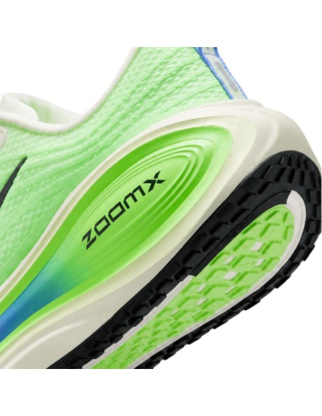 Detalle de la espuma ZoomX verde y suela de las Nike Vomero Plus
