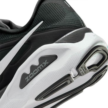 Detalle de mediasuela ZoomX en Nike Structure Plus negra