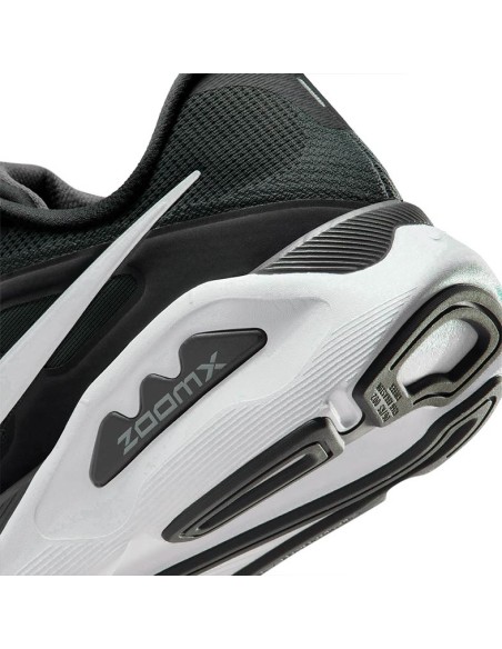 Detalle de mediasuela ZoomX en Nike Structure Plus negra