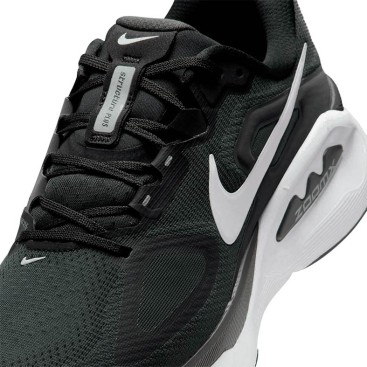 Primer plano del upper Engineered Mesh y cordones de Nike Structure Plus