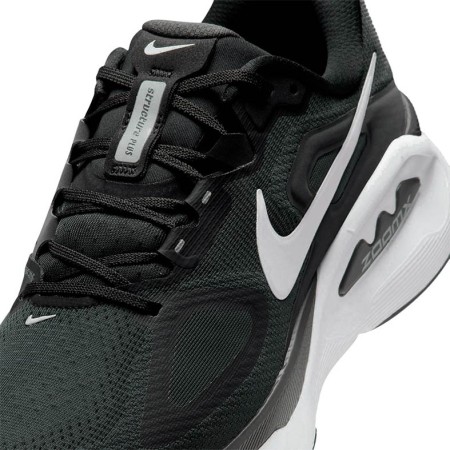 Primer plano del upper Engineered Mesh y cordones de Nike Structure Plus
