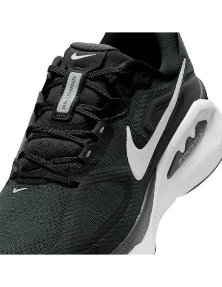 Primer plano del upper Engineered Mesh y cordones de Nike Structure Plus