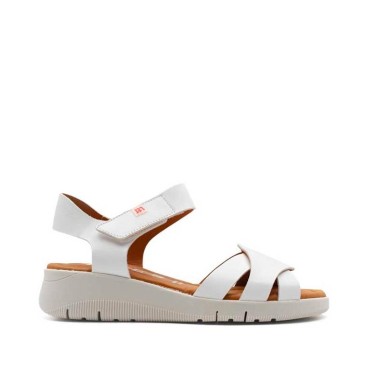 sandalias blancas de cuña baja de piel