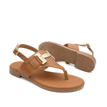 sandalia plana con herraje dorado