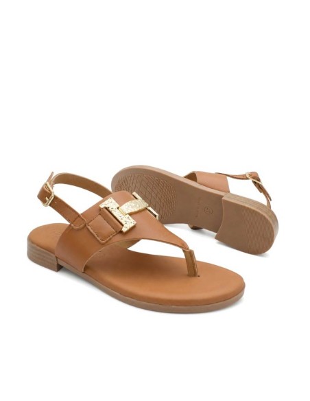 sandalia plana con herraje dorado