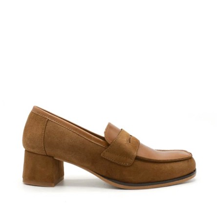 Mocasín con tacón marrón de piel y ante