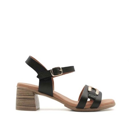Sandalias con cadena dorada y tacón bajo vista lateral