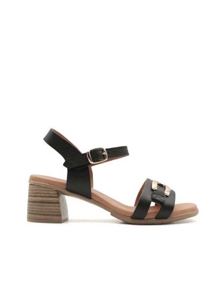 Sandalias con cadena dorada y tacón bajo vista lateral