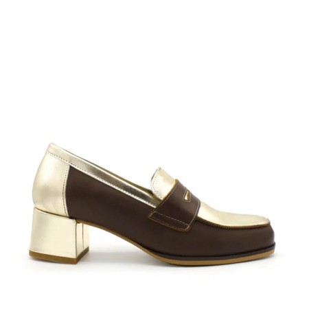 Mocasín dorado y marrón de piel con tacón