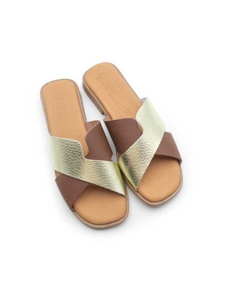 sandalias planas mujer piel marrón y dorado
