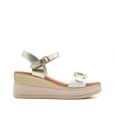 sandalias blancas elegantes de piel con cuña