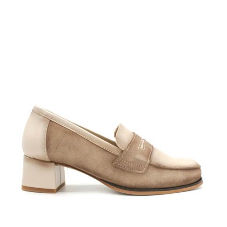 Mocasín con tacón beige de piel y ante
