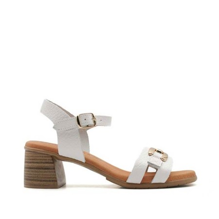 Sandalia blanca con cadena dorada y tacón ancho