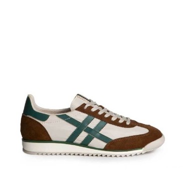 zapatillas marrones con detalles verdes