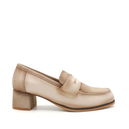 Mocasín tacón beige de ante y piel