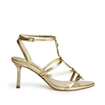 Sandalias tacon fino doradas Corina con chapas decorativas en el empeine
