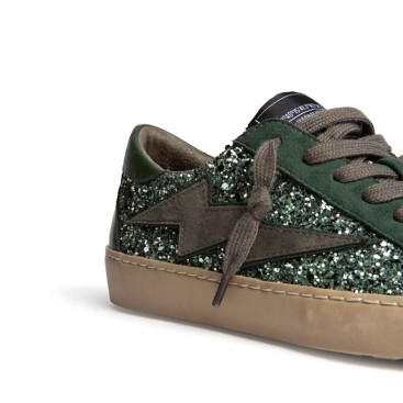 Detalle de purpurina verde y rayo lateral en zapatillas Corina M6500