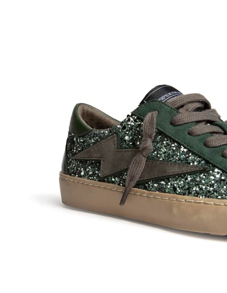 Detalle de purpurina verde y rayo lateral en zapatillas Corina M6500