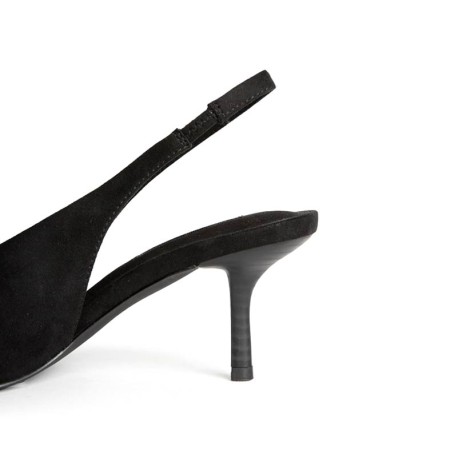Detalle del tacón fino de 6,5 cm en zapato destalonado negro