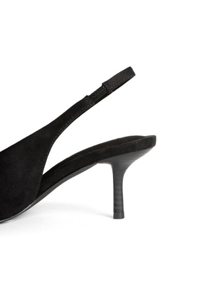 Detalle del tacón fino de 6,5 cm en zapato destalonado negro