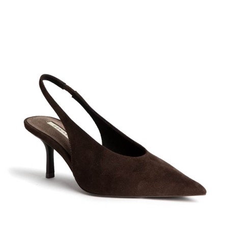 Zapato marrón destalonado de tacón fino visto en perspectiva
